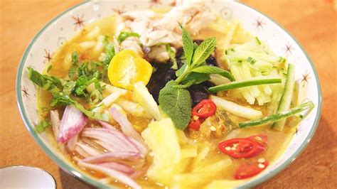  Laksa Penang: Indulge Your Taste Buds in this Creamy and Spicy Seafood Broth Delight!