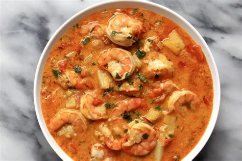  Moqueca de Camarão: A Zesty Symphony of Fresh Seafood and Creamy Coconut Milk That Will Transport Your Taste Buds to Paradise!