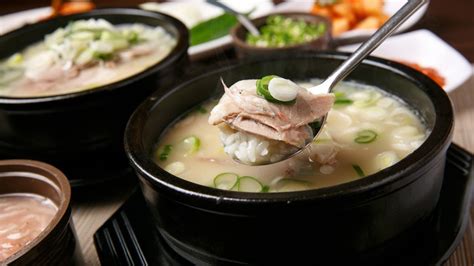  Dwaeji Gukbap:  Savory Bone Broth and Spicy Kimchi Unleash Flavorful Mayhem on Your Taste Buds!