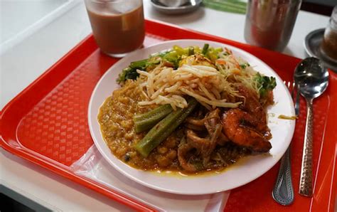  Nasi Kandar!  A Symphony of Aromatic Spices and Creamy Coconut Milk in Penang