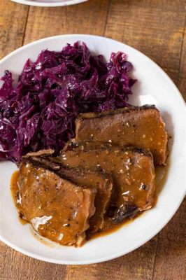  สauerbraten! ซาอัวร์เบรเท่น: เนื้อชุ่มฉ่ำที่หมักด้วยเครื่องเทศหอมกรุ่นอย่างล้ำลึก